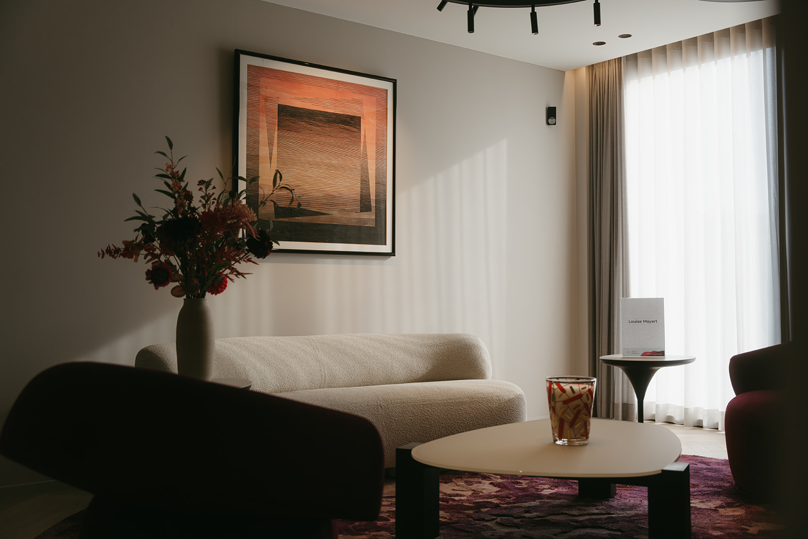 Huis Cumont — salon met bouclé sofa