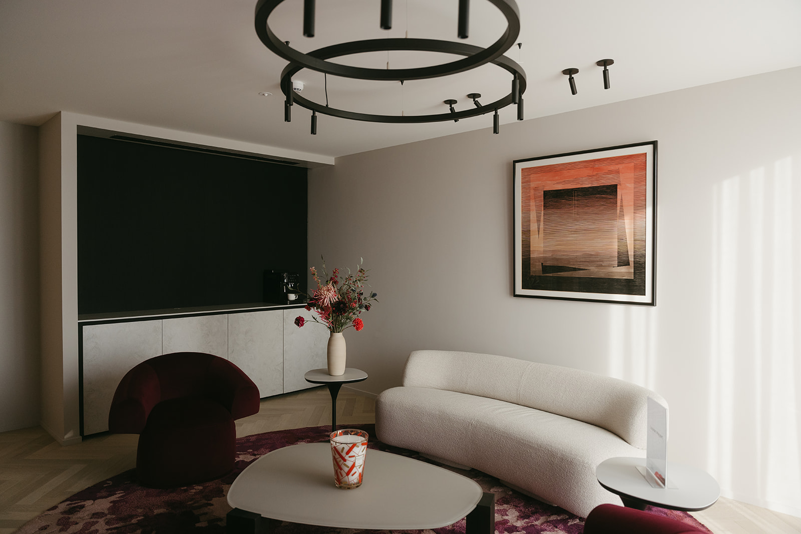 Huis Cumont — lounge met curve sofa