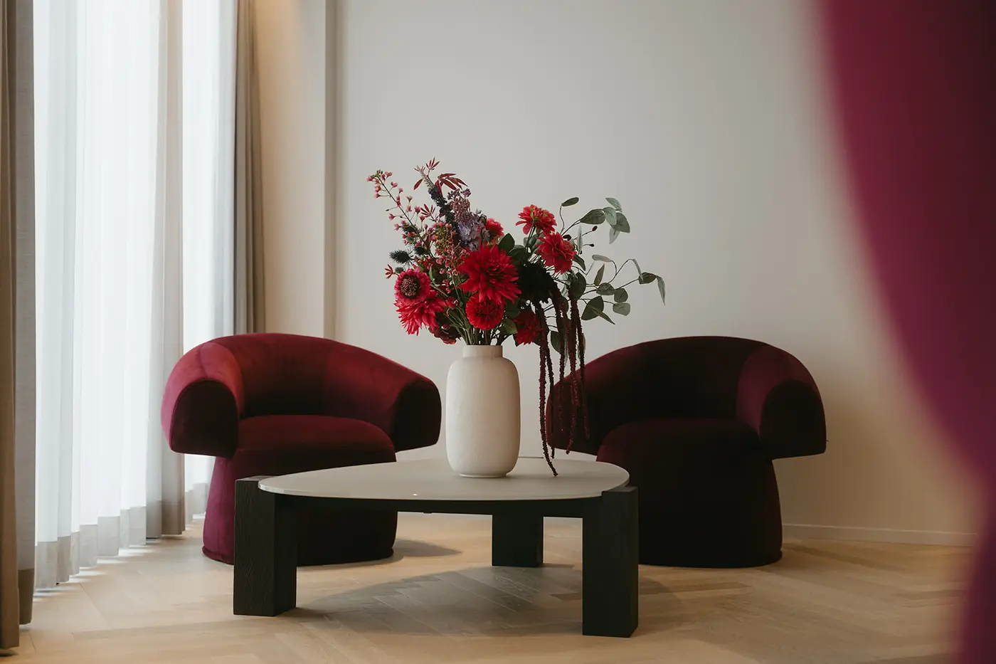 Huis Cumont — lounge met bordeaux fauteuils